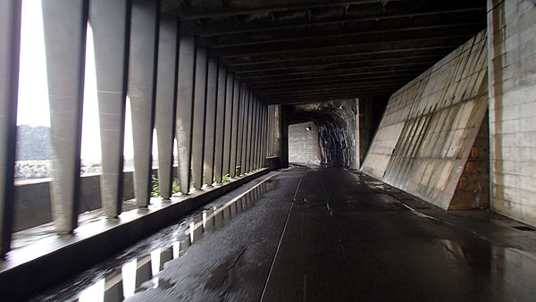トンネル内も水溜り
